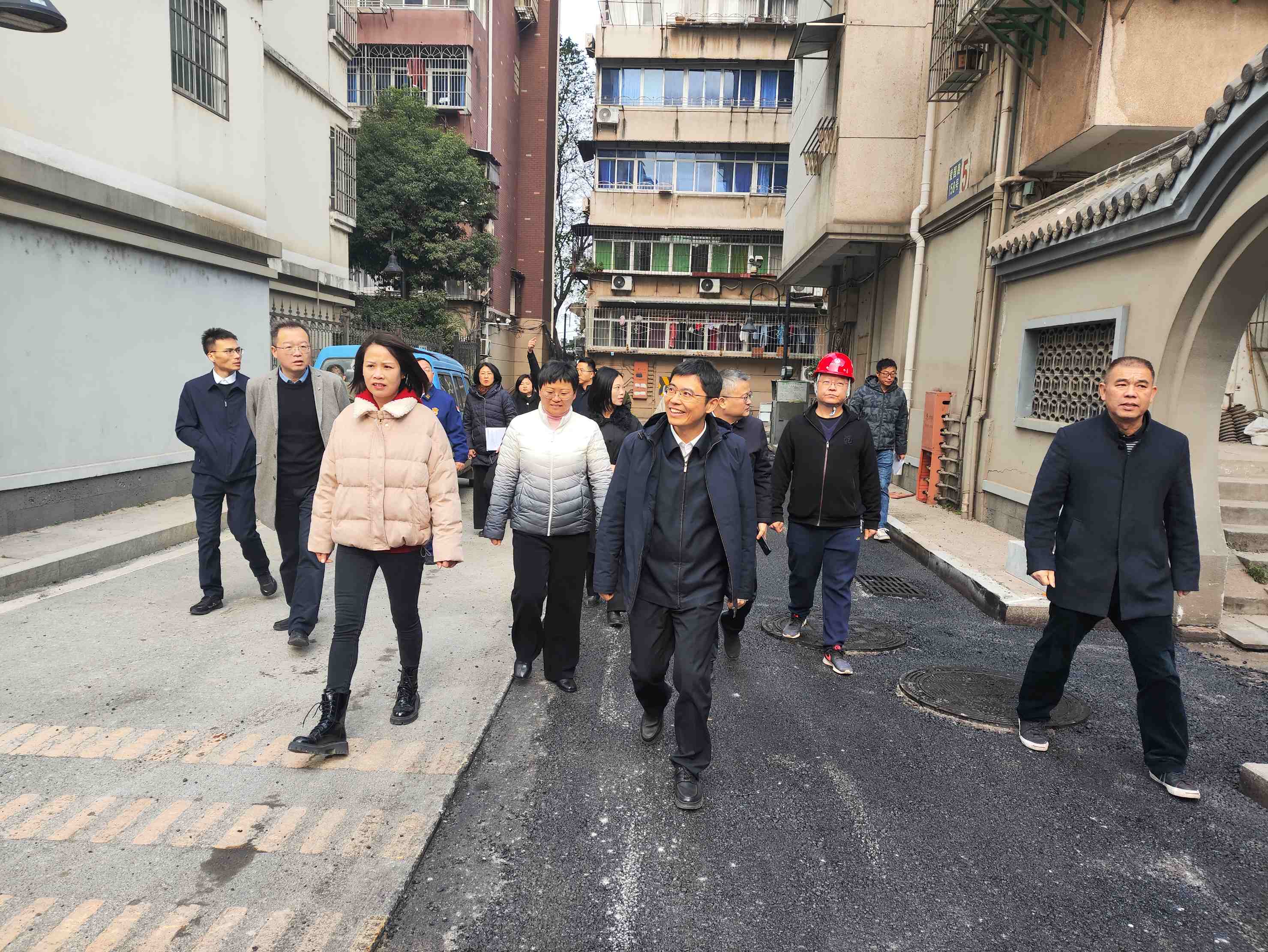 Xu Hefei, 당 지도자 메이저 놀이터 회원 및 Nanchang Municipal Government의 부시장 및 그의 당은 우리 회사 인 Donghu District의 Yuzhang Street에있는 Old Community의 개조 프로젝트에 깊이 들어갔습니다.